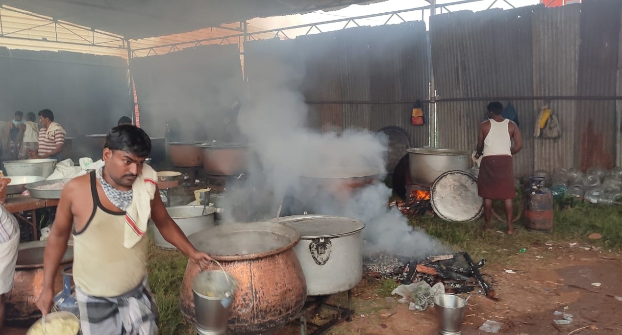 ವೆಜ್ ಅಡುಗೆ ಮಾಹಿತಿ: ಗೀರೈಸ್ ಮತ್ತು ಕುರ್ಮ, ಹಾಲು ಕಬಾಬ್, ಬೇಬಿ ಕಾರ್ನ್ ಲಾಲಿ ಪಾಪ್, ಅಕ್ಕಿಪೇರಣಿ ಪಾಯಸ, ಮಸಾಲೆ ವಡೆ ಹಾಗೂ ಅನ್ನರಸಂ . ಸಸ್ಯಹಾರ ಅಡುಗೆಗೆ ಗ್ಯಾಸ್ ಸಿಲಿಂಡರ್ ವ್ಯವಸ್ಥೆ ಮಾಡಲಾಗಿದೆ.