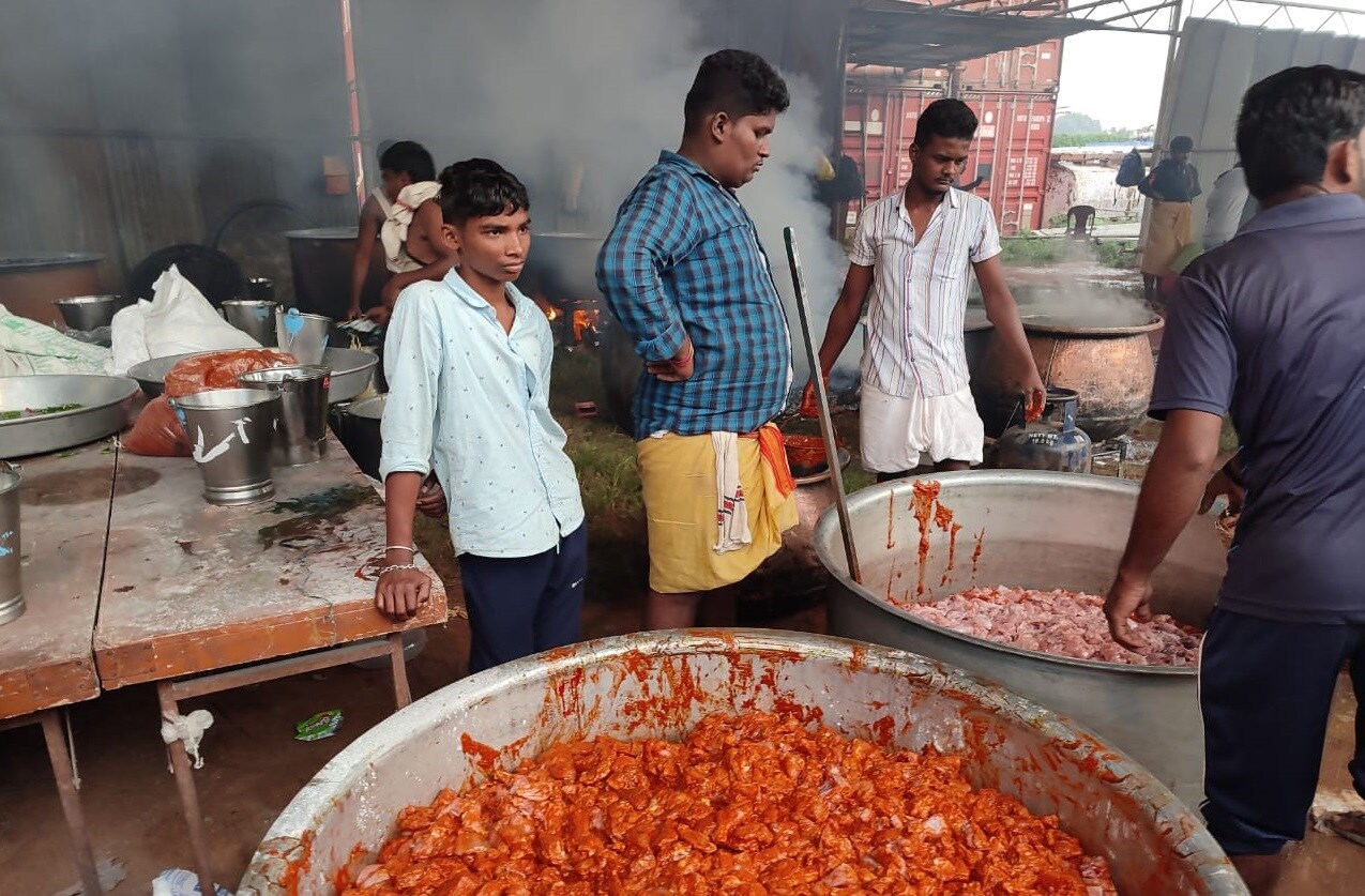 ನಾನ್ ವೆಜ್ ಅಡುಗೆ ಮಾಹಿತಿ: ಗೀ ರೈಸ್, ಚಿಕನ್ ಚಾಪ್ಸ್, ಚಿಕನ್ ಕಬಾಬ್, ಕೋಳಿ ಮೊಟ್ಟೆ, ಅಕ್ಕಿಪೇಣಿ ಪಾಯಸ ಹಾಗೂ ಅನ್ನ, ರಸಂ ಸೇರಿದಂತೆ ವಿವಿಧ ಖಾದ್ಯಗಳನ್ನು ಸಿದ್ಧಪಡಿಸಲಾಗಿದೆ. ಮಾಂಸಾಹಾರ ಅಡುಗೆ ಸಿದ್ಧಪಡಿಸಲು ಸೌದೆ ಒಲೆಯ ವ್ಯವಸ್ಥೆ ಮಾಡಲಾಗಿದೆ.