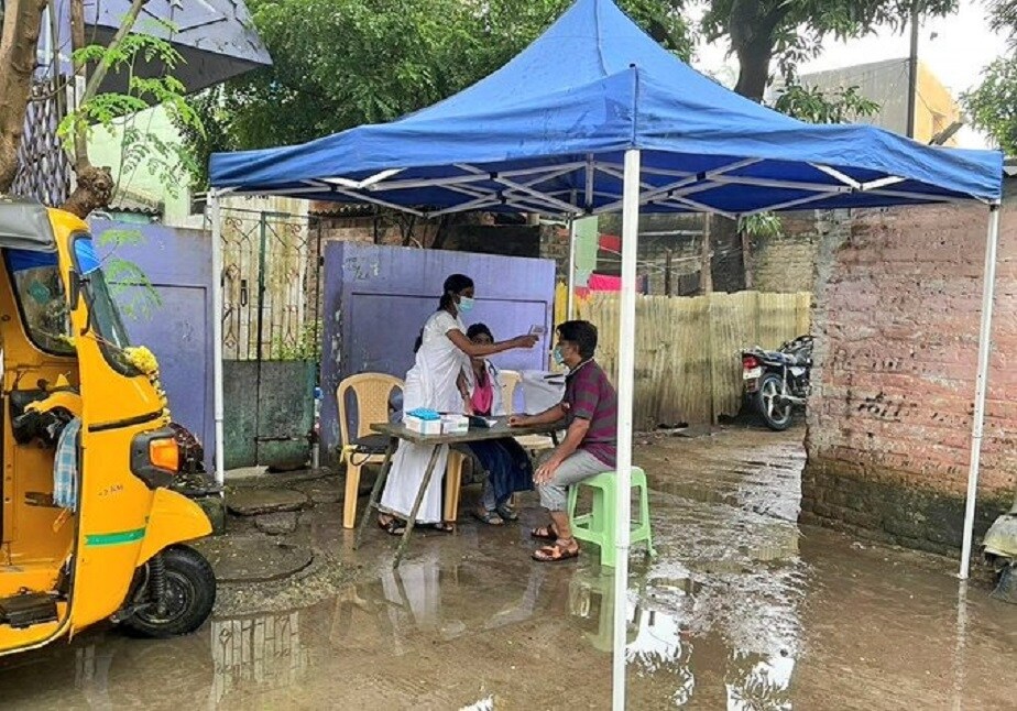 ಮಳೆಯನ್ನು ಲೆಕ್ಕಸಿದೇ ಚೆನ್ನೈನಲ್ಲಿ ವ್ಯಾಕ್ಸಿನ್ ನೀಡಲಾಗುತ್ತಿದೆ. ಮಳೆ ನೀರಿನಿಂದ ರಸ್ತೆಗಳೆಲ್ಲ ತುಂಬಿ ಹೋಗಿದ್ದರು ಲೆಕ್ಕಿಸದೇ, ನರ್ಸ್ಗಳು ಅಲ್ಲಲ್ಲಿ ಟೆಂಟ್ಗಳನ್ನು ಹಾಕಿ ವ್ಯಾಕ್ಸಿನ್ ನೀಡುತ್ತಿದ್ದಾರೆ.