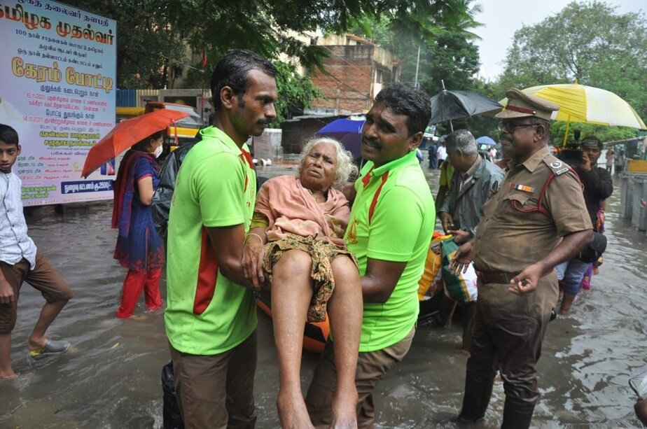ಇಂಥಹ ಸಮಯದಲ್ಲಿ ಚೂರು ಅಂಜದೆ ರಕ್ಷಣಾ ಪಡೆಗಳು ತಮ್ಮ ಕೆಲಸವನ್ನು ಮಾಡುತ್ತಿದ್ದಾರೆ. ಪ್ರವಾಹದಲ್ಲಿ ಸಿಲುಕಿರುವವರನ್ನು ರಕ್ಷಿಸಿ, ಸುರಕ್ಷಿತ ಸ್ಥಳಕ್ಕೆ ಕರೆದುಕೊಂಡು ಬರುತ್ತಿದ್ದಾರೆ. ಮಳೆಯಲ್ಲಿ ಸಿಲುಕಿದ್ದ ಅಜಿಯನ್ನು ಎತ್ತುಕೊಂಡು ಬಂದು ರಕ್ಷಿಸಿದ್ದಾರೆ.