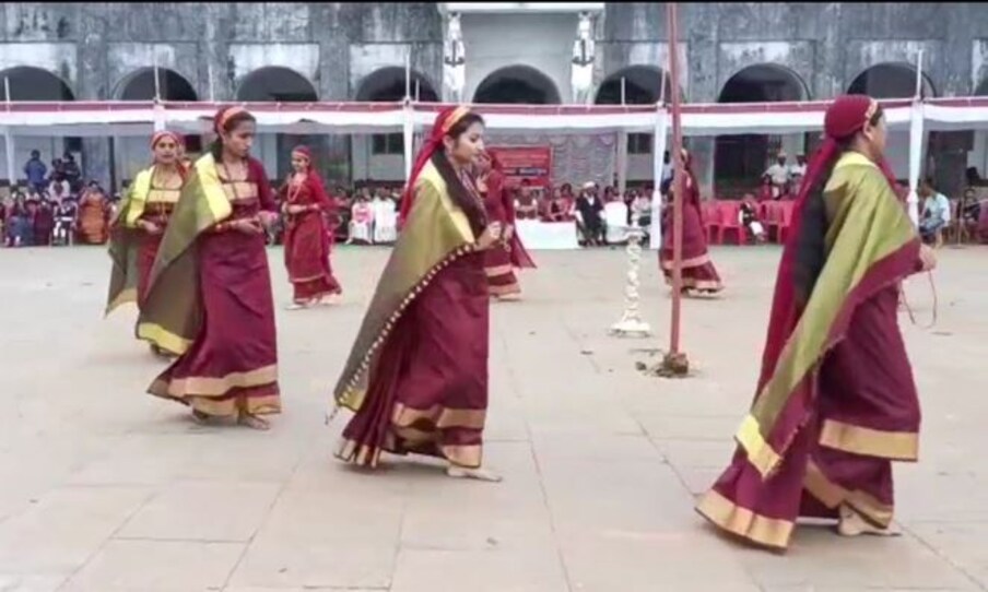  ಕೊಡವ ಸಾಂಪ್ರದಾಯಿಕ ಉಡುಗೆ ತೊಟ್ಟ ಮಹಿಳೆಯರು ಕಾವೇರಮ್ಮನಿಗೆ ನಮಿಸಿ ಉಮ್ಮತ್ತಾಟ್ ನೃತ್ಯ ಮಾಡಿದರು. ಜೊತೆಗೆ ಬೊಳಕ್ಕಾಟ್ ನೃತ್ಯ ಮಾಡಿದರು. ಇನ್ನು ಪುರುಷರು ಬೊಳಕ್ ಆಟ್ ಪ್ರದರ್ಶಿಸಿದರು. ಕೊಡಗಿನ ಜಿಲ್ಲಾ ಕೇಂದ್ರ ಮಡಿಕೇರಿಯ ಕೋಟೆ ಆವರಣದಲ್ಲಿ ಕಂಡು ಬಂದ ಕೊಡವ ಸಾಂಸ್ಕೃತಿಕ ವೈಭವ. ಪುತ್ತರಿ ಹಬ್ಬದ ಅಂಗವಾಗಿ ಭಾನುವಾರ ಮಡಿಕೇರಿಯ ಕೋಟೆ ಆವರಣದಲ್ಲಿ ಪಾಂಡೇರ ಕುಟುಂಬಸ್ಥರು ಆಯೋಜಿಸಿಧ್ದ ಕೊಡವ ಸಾಂಸ್ಕೃತಿಕ ಕಾರ್ಯಕ್ರಮ ನಡೆಯಿತು.