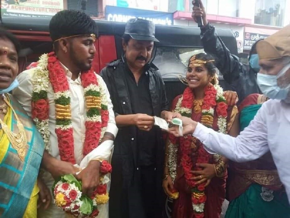 ವಿಶೇಷ ಅಂದರೆ ರಣ ಮಳೆಯಲ್ಲೂ ನವಜೋಡಿಯೊಂದು ದಾಂಪತ್ಯ ಜೀವನಕ್ಕೆ ಕಾಲಿಟಿದ್ದಾರೆ. ಈ ವೇಳೆ ಸ್ಥಳ ಪರಿಶೀಲನೆ ಮಾಡಲು ಬಂದಿದ್ದ ಸಿಎಂ ಸ್ಟಾಲಿನ್, ಈ ನವದಂಪತಿಗೆ ಶುಭ ಕೋರಿದ್ದಾರೆ.