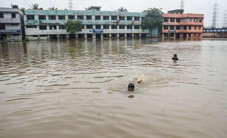 ರಾಜಧಾನಿ ಚೆನ್ನೈ ಸೇರಿದಂತೆ ಹಲವು ಕಡೆ ಈ ರಣ ಮಳೆಯಿಂದ ಜನರು ಮೃತಪಟ್ಟಿದ್ದಾರೆ. ಒಟ್ಟಾರೆ 14 ಮಂದಿ ಈ ರಣ ಮಳೆ ಆರ್ಭಟಕ್ಕೆ ಬಲಿಯಾಗಿದ್ದಾರೆ.