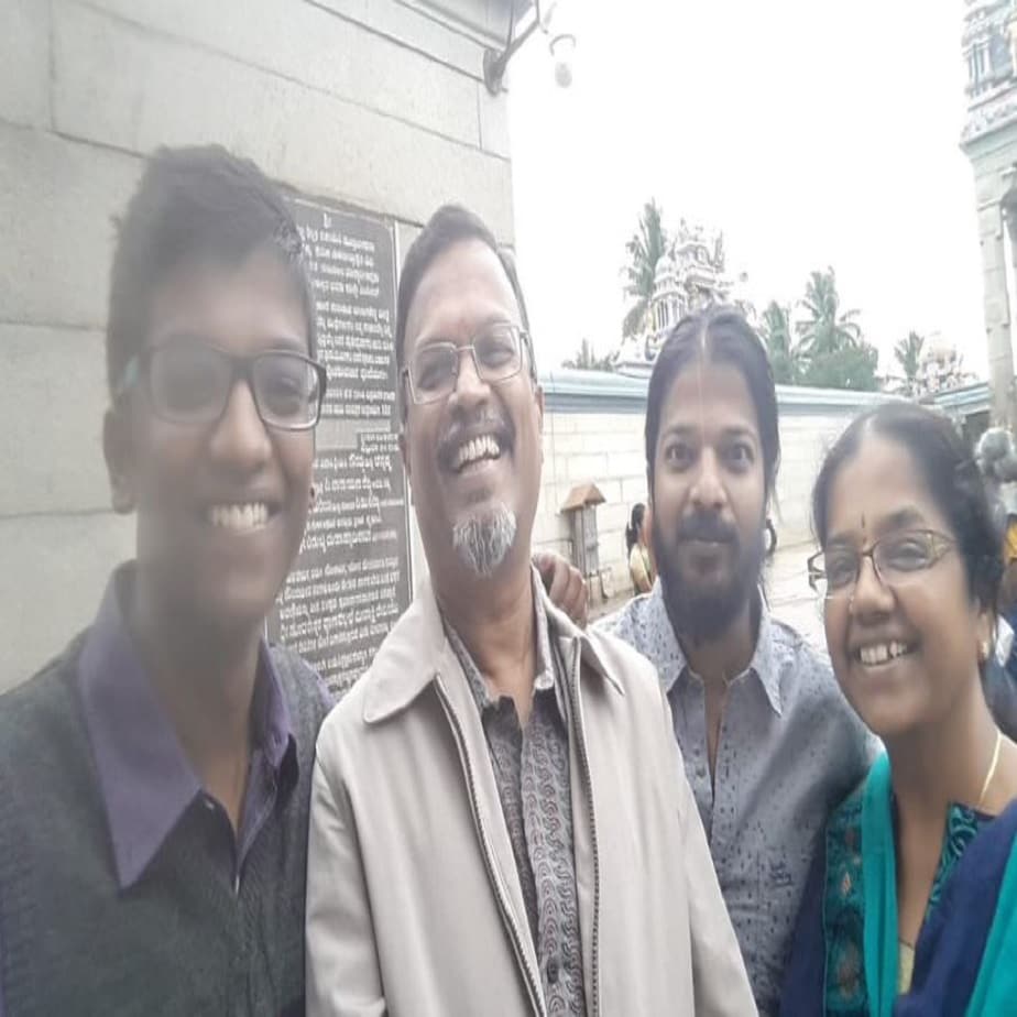  ,[object Object], ಚೊಕ್ಕಲಿಂಗಂ ಮುತ್ತಯ್ಯ ಉದ್ಯಮಿಯಾಗಿದ್ದು ಅವರ ಪತ್ನಿ ಅನ್ನಮ್, ಅತಿಯಾಗಿ ಕರ್ತವ್ಯ ನಿರ್ವಹಣೆ ಮಾಡಿದ್ದಾರೆ.. ಚೊಕ್ಕಲಿಂಗಂ ಅವರ ಹಿರಿಯ ಮಗ ಉತ್ಪನ್ನ ವಿನ್ಯಾಸಕರಾಗಿದ್ರೆ, ಮತ್ತು ಅವರ ಕಿರಿಯ ಮಗ ಮ್ಯಾಡ್ರಿಡ್ ವಿಶ್ವವಿದ್ಯಾಲಯದಿಂದ ಸ್ಪೋರ್ಟ್ಸ್ ಮ್ಯಾನೇಜ್‌ಮೆಂಟ್‌ನಲ್ಲಿ ಎಂಬಿಎ ವ್ಯಾಸಂಗ ಮಾಡುತ್ತಿದ್ದಾರೆ