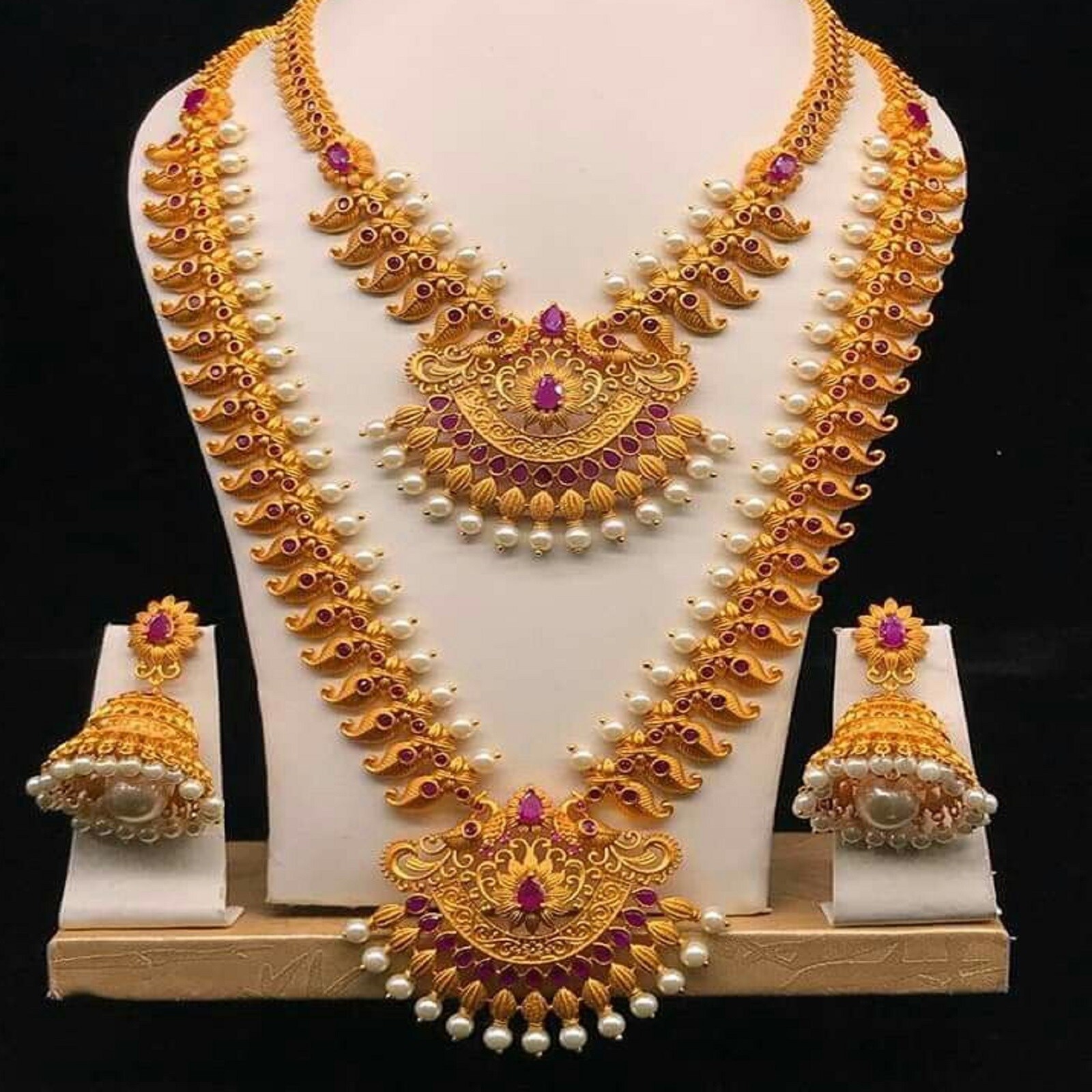  Gold Rate on Dec 16, 2021: ದೇಶದಲ್ಲಿಂದು ಚಿನ್ನದ ಬೆಲೆ (Gold Price) ಇಳಿಕೆಯಾಗಿದೆ. ಬೆಂಗಳೂರಿನಲ್ಲಿ (Bengaluru) ಇಂದು ಬಂಗಾರದ ಬೆಲೆ ಇಳಿಕೆ ಕಂಡಿದೆ. ಭಾರತದಲ್ಲಿ ನಿನ್ನೆ 10 ಗ್ರಾಂ 22 ಕ್ಯಾರೆಟ್ ಚಿನ್ನದ ಬೆಲೆ 47,150 ರೂ. ಇತ್ತು. ಇಂದು 240 ರೂ. ಬೆಲೆ ಕಡಿಮೆಯಾಗಿದ್ದು, 46,910 ರೂ. ಆಗಿದೆ. ಅಂತೆಯೇ 10 ಗ್ರಾಂ 24 ಕ್ಯಾರೆಟ್ ಚಿನ್ನದ ಬೆಲೆ ನಿನ್ನೆ 48,150 ರೂ. ಇತ್ತು. ಇಂದು 240 ರೂ. ಬೆಲೆ ಕಡಿಮೆಯಾಗಿದ್ದು, 47,910 ರೂ. ಆಗಿದೆ.