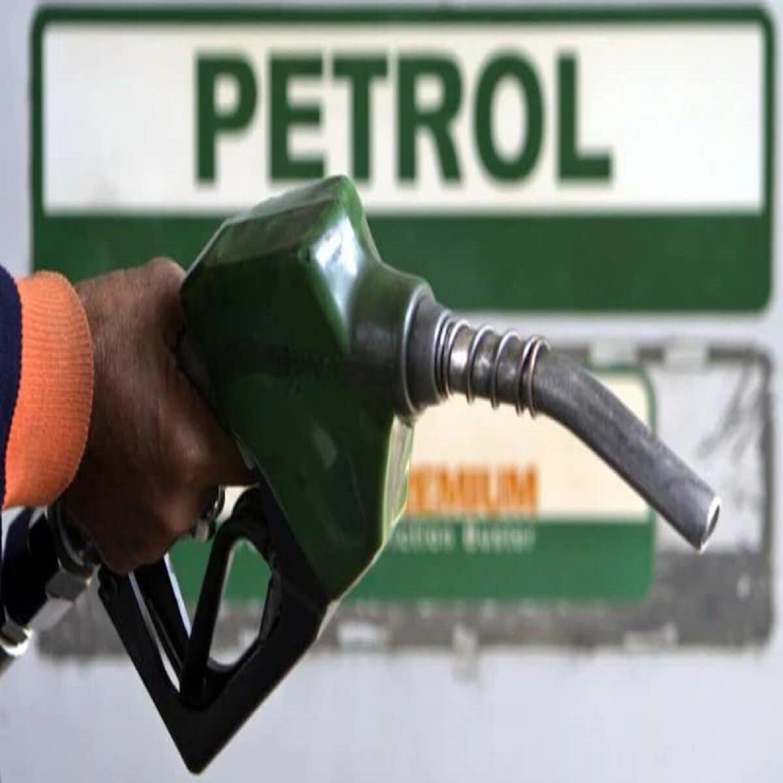  Petrol-Diesel Price Today: ಕೇಂದ್ರ ಹಾಗೂ ರಾಜ್ಯ ಸರ್ಕಾರದ ದೀಪಾವಳಿ ಕೊಡುಗೆಯಾಗಿ ಪೆಟ್ರೋಲ್‌, ಡೀಸೆಲ್‌ ಮೇಲಿನ ಸುಂಕವನ್ನು ಕಡಿತಗೊಳಿಸಿದ್ದವು. ಇದರ ಪರಿಣಾಮವಾಗಿ ಪೆಟ್ರೋಲ್‌, ಡೀಸೆಲ್‌ ಬೆಲೆಯಲ್ಲಿ ಕೊಂಚ ಇಳಿಕೆಯಾಗಿದೆ. ಎಲ್​ಪಿಜಿ ಬೆಲೆ (LPG) ಏರಿಕೆಯಿಂದ ಕಂಗಾಲಾಗಿದ್ದ ಜನ ದಿನನಿತ್ಯ ಏರುತ್ತಿದ್ದ ಪೆಟ್ರೋಲ್-ಡೀಸೆಲ್ ಬೆಲೆಯಿಂದಾಗಿ ಮತ್ತಷ್ಟು ಸಂಕಷ್ಟಕ್ಕೆ ಒಳಗಾಗಿದ್ದರು. ಈ ಹಿನ್ನೆಲೆ ಜನ ಸಾಮಾನ್ಯರಿಗೆ ತೈಲ ದರದ ಹೊರೆ ಸ್ವಲ್ಪ ಕಡಿಮೆಯಾಗಿದೆ. ಆದರೆ, ಇಂದು ಬೆಂಗಳೂರಿನಲ್ಲಿ ಪೆಟ್ರೋಲ್ ಮತ್ತು ಡೀಸೆಲ್ ಬೆಲೆ ಏರಿಕೆ ಕಂಡಿದೆ. ಉಳಿದ ಹಲವು ಜಿಲ್ಲೆಗಳಲ್ಲಿ ಏರಿಳಿತ ಕಂಡಿದೆ. ಪ್ರಸ್ತುತ ರಾಜಧಾನಿ ಬೆಂಗಳೂರಿನಲ್ಲಿ (Bengaluru) ಇಂದು 1 ಲೀಟರ್ ಪೆಟ್ರೋಲ್​ ಅನ್ನು 100.58 ರೂಗೆ ಮಾರಾಟ ಮಾಡುತ್ತಿದ್ದರೆ, ಡೀಸೆಲ್​ ಅನ್ನು 85.01 ರೂ. ಗೆ ಮಾರಾಟ ಮಾಡಲಾಗುತ್ತಿದೆ. ರಾಜ್ಯದ ವಿವಿಧ ಜಿಲ್ಲೆಗಳಲ್ಲಿನ ಪೆಟ್ರೋಲ್-ಡೀಸೆಲ್ ಬೆಲೆ ಕುರಿತ ವಿವರ ಇಲ್ಲಿದೆ.