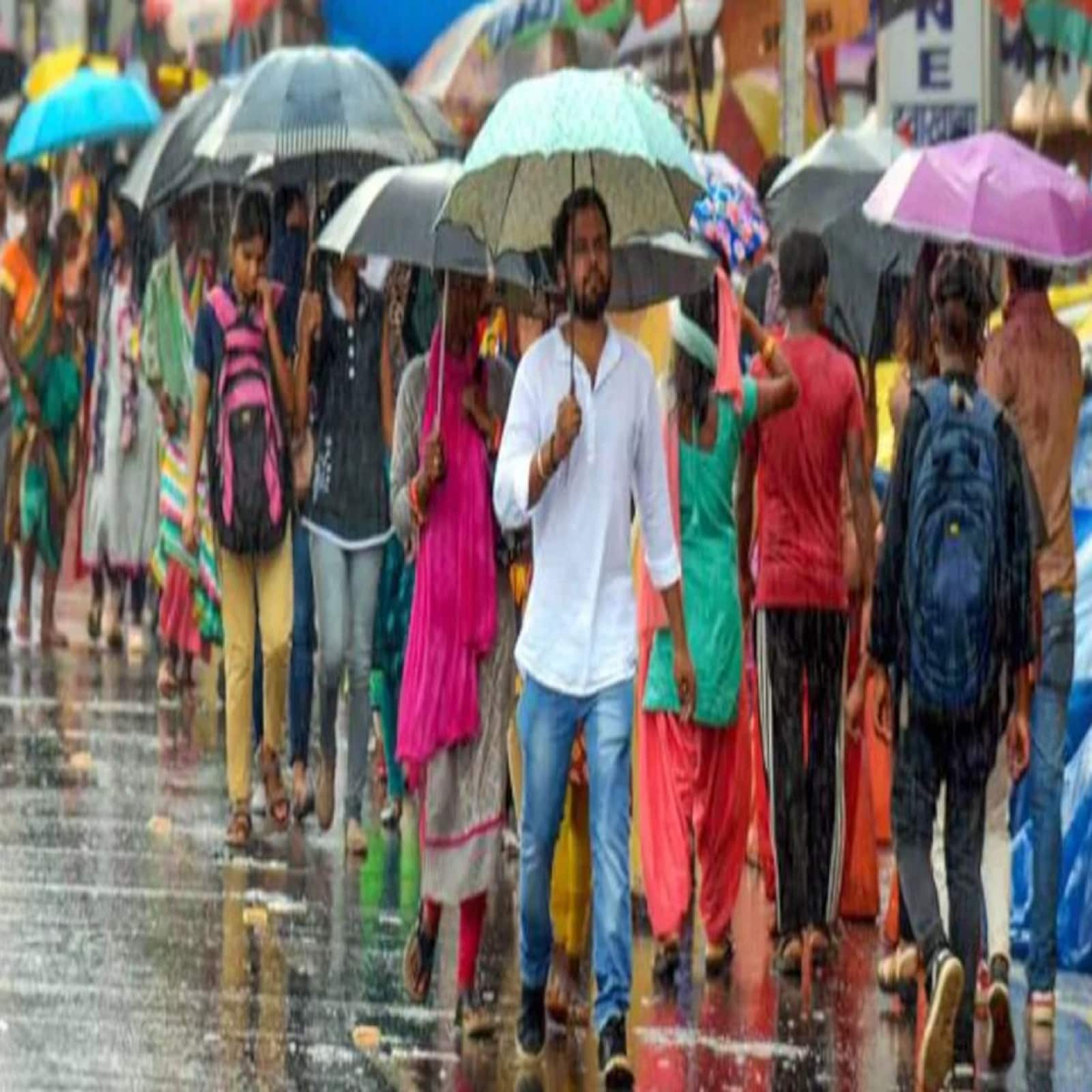  ರಾಜ್ಯದಲ್ಲಿ ಮುಂಗಾರು(Monsoon) ಅಂತ್ಯವಾಗಿದ್ದರೂ ಅಕಾಲಿಕ ಮಳೆಯ ಆರ್ಭಟ ಇನ್ನೂ ಸಹ ನಿಂತಿಲ್ಲ. ಕಳೆದ ಎರಡು ವಾರದಿಂದ ವಿರಾಮ ನೀಡಿದ್ದ ಮಳೆರಾಯ (Rainfall) ಮತ್ತೆ ರಾಜ್ಯಕ್ಕೆ ಎಂಟ್ರಿ ಕೊಡಲಿದ್ದಾನೆ. ಹೌದು, ಡಿಸೆಂಬರ್ 17ರವರೆಗೆ ಕರಾವಳಿ ಮತ್ತು ದಕ್ಷಿಣ ಒಳನಾಡಿನ(SIK) ಜಿಲ್ಲೆಗಳಲ್ಲಿ ಮಳೆಯಾಗುವ ಸಾಧ್ಯತೆ ಇದೆ. ಜೊತೆಗೆ ಉತ್ತರ ಒಳನಾಡಿನಲ್ಲಿ(NIK) ಒಣಹವೆ ಮುಂದುವರೆಯಲಿದೆ ಎಂದು ಹವಾಮಾನ ಇಲಾಖೆ ಮುನ್ಸೂಚನೆ ನೀಡಿದೆ. ಮುಂದಿನ 5 ದಿನಗಳಲ್ಲಿ ತಮಿಳುನಾಡು-ಪುದುಚೇರಿ-ಕಾರೈಕಲ್, ಕೇರಳ- ಮಾಹೆ, ಲಕ್ಷದ್ವೀಪ ಮತ್ತು ಅಂಡಮಾನ್ ಮತ್ತು ನಿಕೋಬಾರ್ ದ್ವೀಪಗಳಲ್ಲಿ ಮತ್ತು ಮುಂದಿನ 2 ದಿನಗಳಲ್ಲಿ ದಕ್ಷಿಣ ಆಂಧ್ರಪ್ರದೇಶದಲ್ಲಿ ಪ್ರತ್ಯೇಕ/ಚದುರಿದ ಸ್ಥಳಗಳಲ್ಲಿ ಹಗುರದಿಂದ ಸಾಧಾರಣ ಮಳೆಯಾಗುವ(Moderate Rain) ಸಾಧ್ಯತೆ ಇದೆ ಎಂದು ಹವಾಮಾನ ಇಲಾಖೆ (IMD) ಹೇಳಿದೆ.