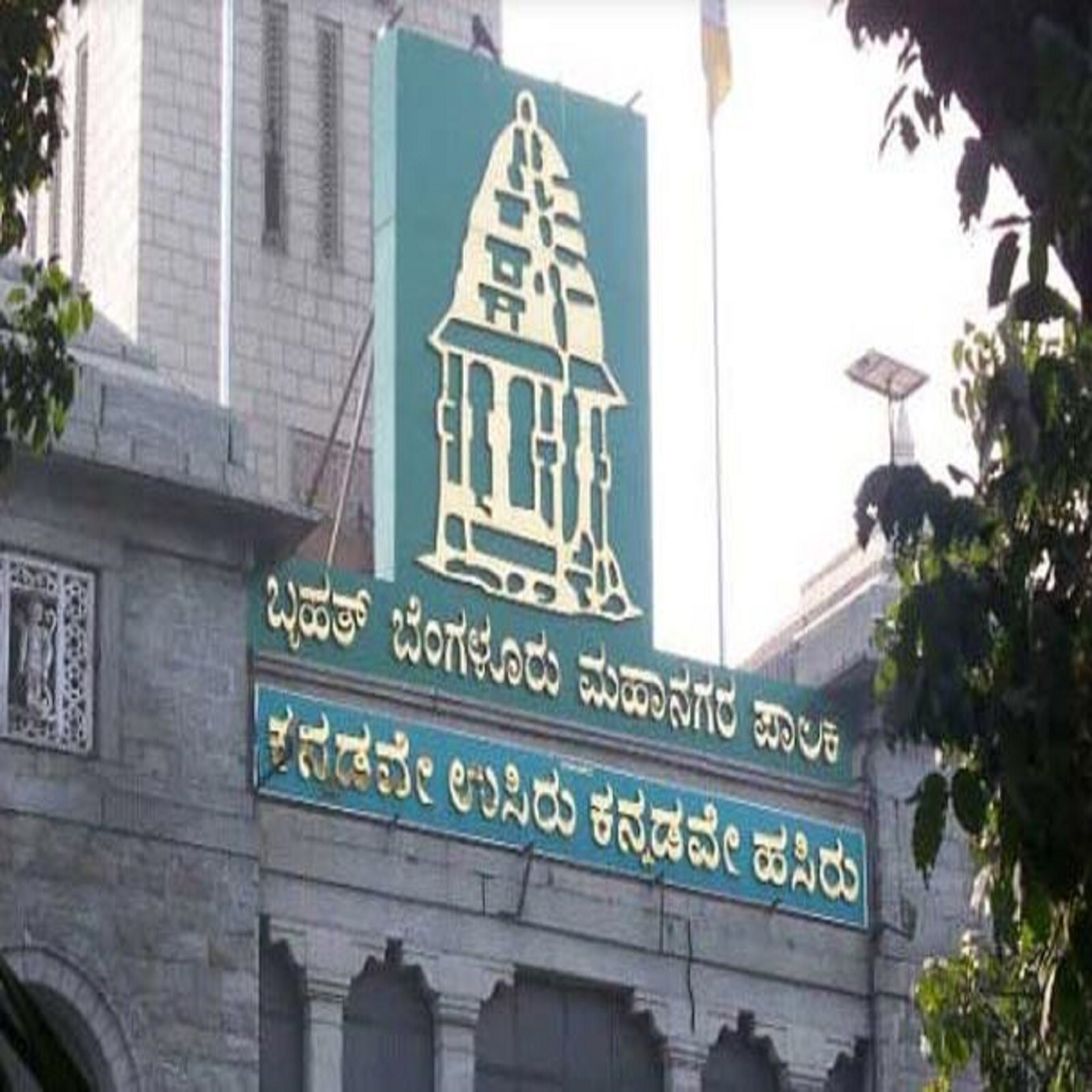 ಸೋಂಕಿತರು ಕೋರಮಂಗಲ ನಿವಾಸಿಗಳಾಗಿದ್ದು, ಓಮೈಕ್ರಾನ್ ದೃಢ ಹಿನ್ನೆಲೆ ಬಿಬಿಎಂಪಿ ಅಪಾರ್ಟ್ಮೆಂಟ್ನ್ನು ಸೀಲ್ ಡೌನ್ ಮಾಡಿದೆ. ಸೆಕೆಂಡರಿ ಕಾಂಟಾಕ್ಟ್ ನಲ್ಲಿದ್ದ 10 ಮಂದಿಗೆ ನೆಗೆಟಿವ್ ವರದಿ ಬಂದಿದೆ. ಈ ಮೂಲಕ ರಾಜ್ಯದಲ್ಲಿ ಓಮೈಕ್ರಾನ್ ಸೋಂಕಿತರ ಸಂಖ್ಯೆ 23ಕ್ಕೆ ಏರಿಕೆಯಾಗಿದೆ.