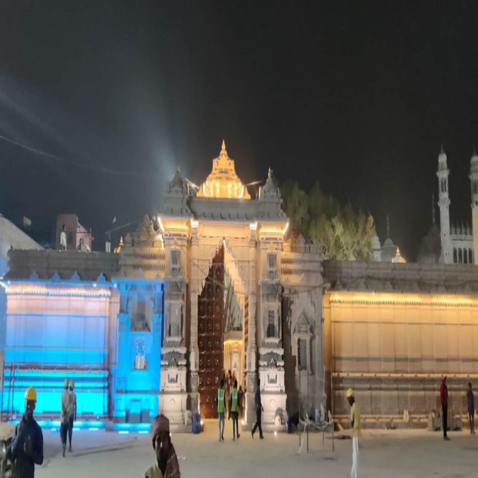 ಇಂದಿಗೂ ಕೂಡ ಇಲ್ಲಿ ಎರಡು ಹಳೆಯ ವಿಶ್ವನಾಥ ದೇವಾಲಯಗಳ ಅವಶೇಷಗಳ ಮೇಲೆ ಎರಡು ಮಸೀದಿಗಳಿವೆ, ಒಂದನ್ನು ರಜಿಯಾ ಮತ್ತು ಇನ್ನೊಂದು ಔರಂಗಜೇಬ್ ನಿರ್ಮಿಸಿದ. ನಂತರ 1776-77 ರಲ್ಲಿ ಅಹಲ್ಯಾಬಾಯಿ ಹೋಳ್ಕರ್ ಈ ದೇಗುಲಗಳ ಜೀರ್ಣೋದ್ಧರ ನಡೆಸಿದ್ದರು. ಇದೇ ದೇಗುಲ ಪ್ರಸ್ತುತ ಅಸ್ತಿತ್ವದಲ್ಲಿದೆ.