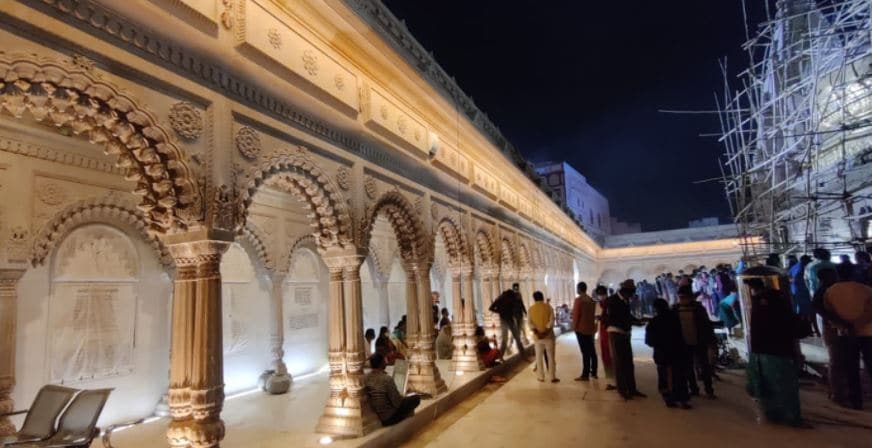 ಕಾಶಿ ದೇವಾಲಯವನ್ನು ಅನೇಕ ಆಕ್ರಮಣಕಾರರು ಹೊಡೆದುರುಳಿಸಿದ್ದು, ಅನೇಕ ಬಾರಿ ಈ ದೇಗುಲವನ್ನು ಮರು ನಿರ್ಮಾಣ ಮಾಡಲಾಗಿದೆ, 1194ರಿಂದ 1777ರವರೆಗೆ ಹಲವಾರು ಬಾರಿ ದೇಗುಲವನ್ನು ಪುನರ್ ನಿರ್ಮಿಸಲಾಗಿದೆ