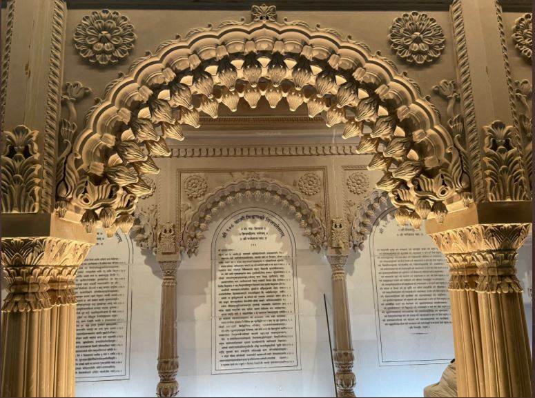 ಕಾಶಿ ವಿಶ್ವನಾಥ ಧಾಮವು ಕಲಾತ್ಮಕ ಅದ್ಭುತಗಳ 40 ಕ್ಕೂ ಹೆಚ್ಚು ಪುರಾತನ ದೇವಾಲಯಗಳ ಧಾರ್ಮಿಕ ಸಂಯೋಜನೆಯಾಗಿದ್ದು. ವಿಶ್ವನಾಥ ದೇಗುಲ ಪ್ರಮುಖ ಆಕರ್ಷಣೆಯಾಗಿದೆ.