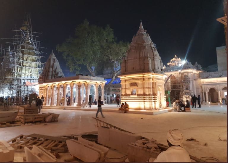 ಪೌರಣಿಕ ಐತಿಹಾಸಿಕ ಮಹತ್ವ ಹೊಂದಿರುವ ಕಾಶಿ ವಿಶ್ವನಾಥ ಮಂದಿರ ಇದೀಗೆ ಹೊಸ ರೂಪದಲ್ಲಿ ಭಕ್ತರ ಸೆಳೆಯಲಿದೆ. ದೇಗುಲದ ಕಟ್ಟಡಗಳಿಗೆ ಪುನರ್ಜ್ಜೀವನ ಕಾರ್ಯ ನಡೆಸಲಾಗಿದೆ.