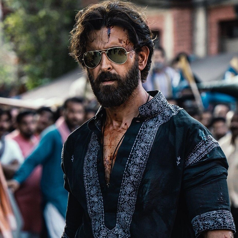 ಸದ್ಯಕ್ಕೆ ಹೃತಿಕ್ ರೋಷನ್ ತಮಿಳಿನ ವಿಕ್ರಂ ವೇದ ರೀಮೆಕ್ ಸಿನಿಮಾದಲ್ಲಿ ನಟಿಸುತ್ತಿದ್ದಾರೆ. ತಮಿಳಿನಲ್ಲಿ ವಿಜಯ್ ಸೇತುಪತಿ ನಟಿಸಿದ್ದ ಪಾತ್ರದಲ್ಲಿ ಹೃತಿಕ್ ಕಾಣಿಸಿಕೊಳ್ಳಲಿದ್ದಾರೆ. ಇದರ ಫಸ್ಟ್ ಫೋಟೋ ಕೂಡ ಇಂದು ರೀವಿಲ್ ಆಗಿದೆ.