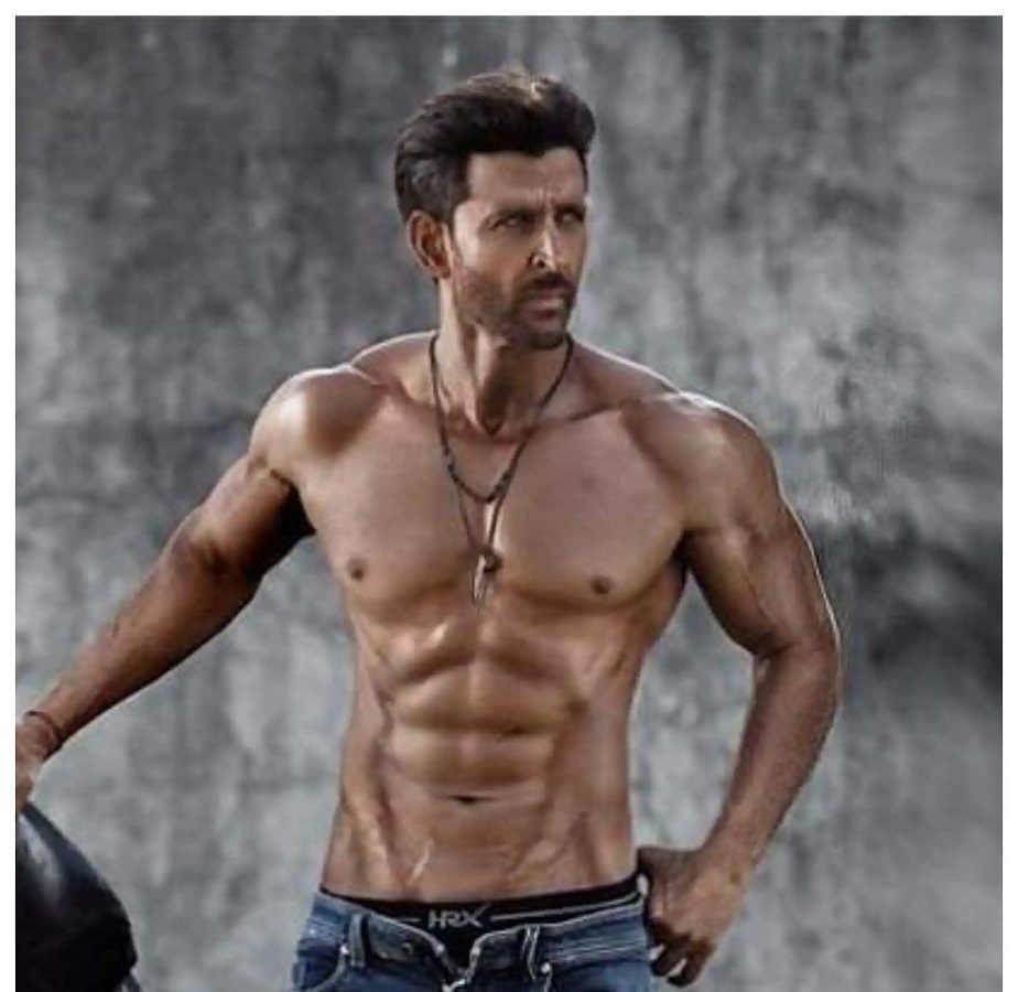 ಬಾಲಿವುಡ್ ತಾರೆಯರು ಹಾಗೂ ಅಭಿಮಾನಿಗಳು ನೆಚ್ಚಿನ ನಟನ ಹುಟ್ಟುಹಬ್ಬಕ್ಕೆ ಶುಭ ಕೋರುತ್ತಿದ್ದಾರೆ. 'ಗ್ರೀಕ್ ಗಾಡ್' ಎಂದೇ ಪ್ರಖ್ಯಾತಿ ಪಡೆದಿರುವ ಹೃತಿಕ್ ಬಾಲಿವುಡ್ನಲ್ಲಿ ಅತಿ ಹೆಚ್ಚು ಸಂಭಾವನೆ ಪಡೆಯುವ ನಟರಲ್ಲಿ ಒಬ್ಬರು.