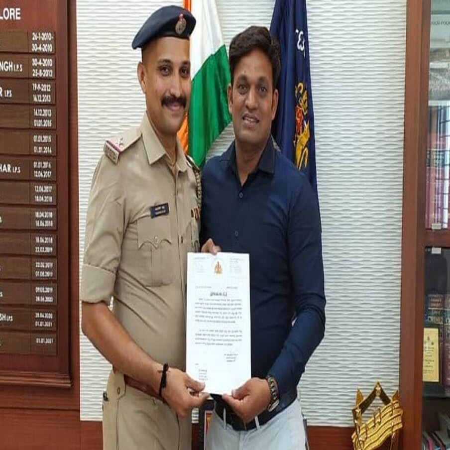  ಇದೀಗ ವರುಣ್ ಆಳ್ವ ಅವರಿಗೆ 10 ಸಾವಿರ ರೂಪಾಯಿ ಬಹುಮಾನ ನೀಡಿ ಗೌರವಿಸಲಾಗಿದೆ. ಗುರುವಾರ ಮಂಗಳೂರು ನಗರ ಪೊಲೀಸ್ ಕಮಿಷನರ್ ವರುಣ್ ಆಳ್ವ ಅವರಿಗೆ 10 ಸಾವಿರ ಬಹುಮಾನ ನೀಡಿ ಗೌರವಿಸಿದರು.