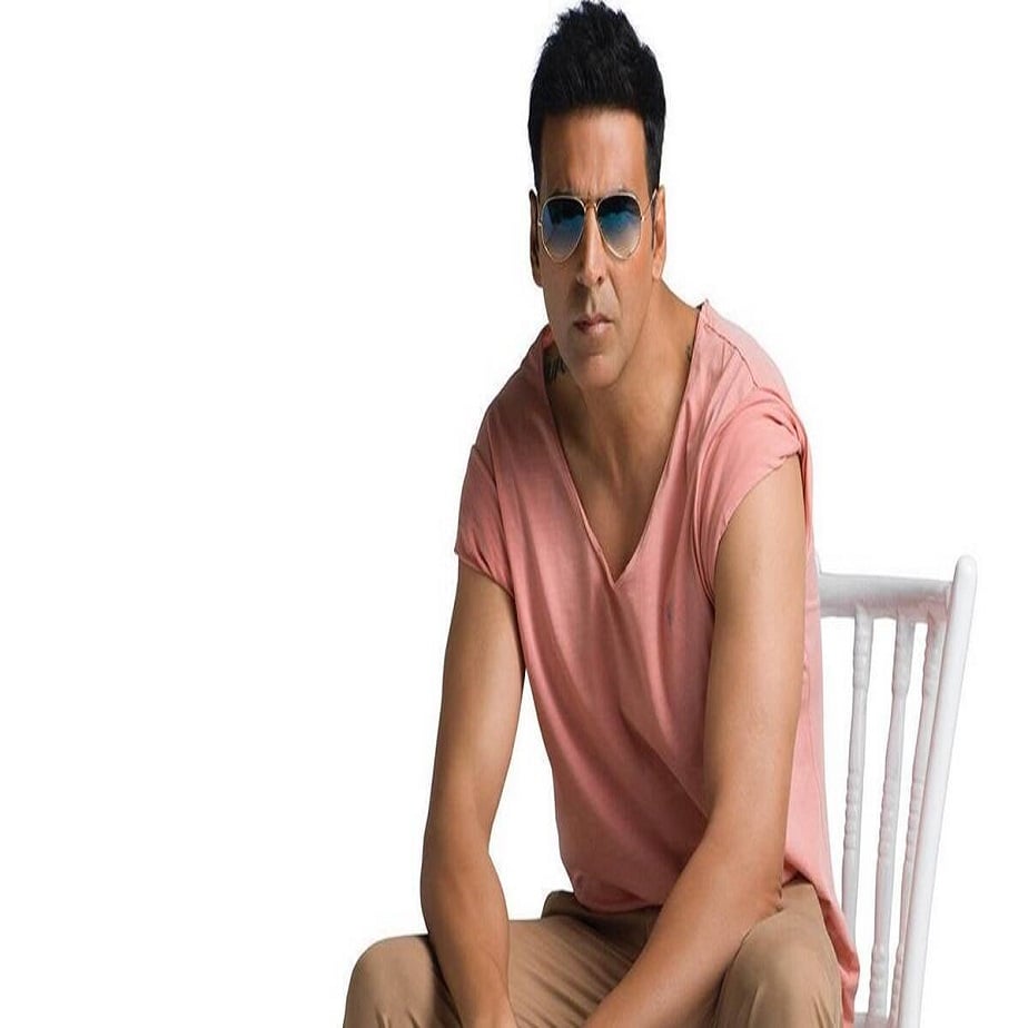  ,[object Object], ಬಾಲಿವುಡ್ ನಲ್ಲಿ ಹೆಚ್ಚು ಸಂಭಾವನೆ ಪಡೆಯುವ ನಟರ ಸ್ಥಾನದಲ್ಲಿ ಅಗ್ರಸ್ಥಾನದಲ್ಲಿರುವ ಅಕ್ಷಯ್ ಕುಮಾರ್ ಸಾಲು-ಸಾಲು ಸಿನಿಮಾಗಳ ಮೂಲಕ ಅಭಿಮಾನಿಗಳನ್ನ ಮನರಂಜನೆ ಮಾಡುತ್ತಲೇ ಇರುತ್ತಾರೆ.. ಸೋಶಿಯಲ್ ಮೀಡಿಯಾದಲ್ಲಿ ಹೆಚ್ಚು ಫಾಲವರ್ಸ್ ಹೊಂದಿರುವ ನಟರ ಪೈಕಿ ಅಕ್ಷಯ್ ಕುಮಾರ್ ಆರನೇ ಸ್ಥಾನದಲ್ಲಿದ್ದಾರೆ
