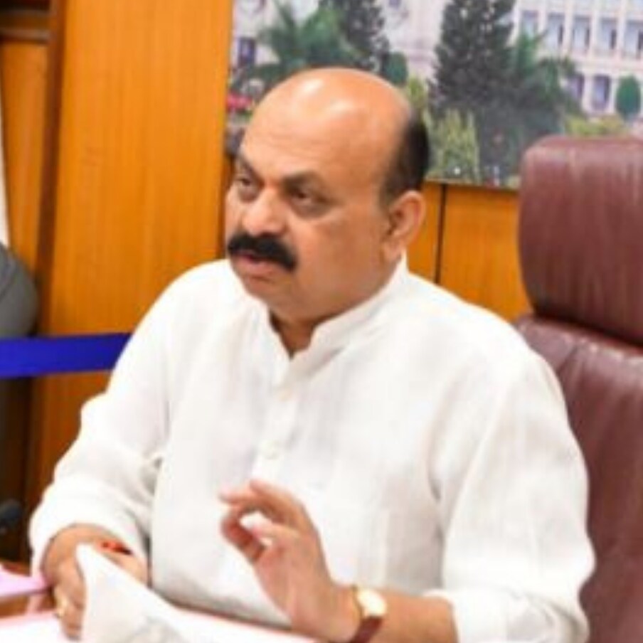 ಮುಖ್ಯಮಂತ್ರಿಗಳಿಗೆ ಕೊರೊನಾ ಸೋಂಕು ತಗುಲಿರುವ ಹಿನ್ನೆಲೆ ವರ್ಚುವಲ್ ಮೂಲಕ ಸಭೆಯಲ್ಲಿ ಭಾಗಿಯಾಗಲಿದ್ದಾರೆ. ಆರೋಗ್ಯ ಸಚಿವ ಸುಧಾಕರ್, ಆರ್ ಅಶೋಕ್, ಅಶ್ವಥ್ ನಾರಾಯಣ, ಗೃಹ ಸಚಿವ ಆರಗ ಜ್ಞಾನೇಂದ್ರ, ಬಿ ಸಿ ನಾಗೇಶ್ ಸೇರಿದಂತೆ ತಾಂತ್ರಿಕ ಸಲಹಾ ಸಮಿತಿ ತಜ್ಞರು ಹಾಗೂ ಬಿಬಿಎಂಪಿ ಅಧಿಕಾರಿಗಳು ಸಭೆಯಲ್ಲಿ ಭಾಗಿಯಾಗಲಿದ್ದಾರೆ.