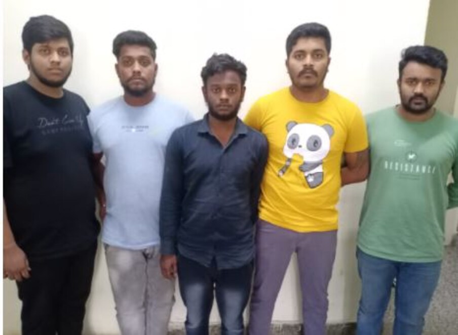  ಡಿಸೆಂಬರ್ 31 ರಂದು ಮಹಾಲಕ್ಷ್ಮಿ ಲೇಔಟ್ ನ ಭೋವಿಪಾಳ್ಯದಲ್ಲಿರುವ ಸಮಯನಾಯ್ಕ್ ಎಂಬುವವರ ಮನೆಗೆ ಪೊಲೀಸರ ಸೋಗಿನಲ್ಲಿ ನುಗ್ಗಿದ್ದ ಗ್ಯಾಂಗ್, ನಾವು ತಿಪಟೂರು ಪೊಲೀಸರು ಅಂತ ಹೇಳಿಕೊಂಡಿದ್ದರು. ಮನೆ ಸರ್ಚ್ ಮಾಡಬೇಕು ಎಂದಿದ್ದಾರೆ. ಗನ್ ಹಾಗೂ ಚಾಕು ತೋರಿಸಿ ಸುಮ್ಮನೆ ಕೂರುವಂತೆ ಮನೆಯವರಿಗೆ ವಾರ್ನ್ ಮಾಡಿದ್ದಾರೆ.