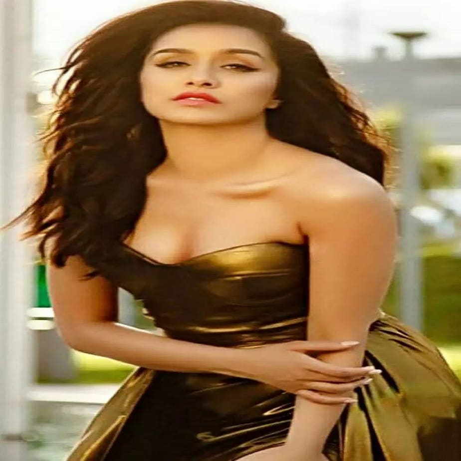  ,[object Object], ಆಶಿಕಿ ಸಿನಿಮಾದ ಮೂಲಕ ಬಾಲಿವುಡ್ ನಲ್ಲಿ ಹೆಚ್ಚು ಜನಪ್ರಿಯತೆ ಗಳಿಸಿದ ನಟಿ ಶ್ರದ್ಧಾ ಕಪೂರ್. ತಮ್ಮ ನಟನೆ ಮಾತ್ರವಲ್ಲದೆ ಗಾಯನದಿಂದ ಸೈ ಅನಿಸಿಕೊಂಡಿರುವ ಶ್ರದ್ಧಾ ಇನ್ಸ್ಟಾಗ್ರಾಂ ನಲ್ಲಿ ಹತ್ತಿ ಹೆಚ್ಚು ಫಾಲೋವರ್ಸ್ ಹೊಂದಿರುವ ಎರಡನೇ ಸೆಲೆಬ್ರಿಟಿಯಾಗಿದ್ದಾರೆ