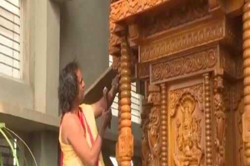 ರಥದ ನಿರ್ಮಾಣದಲ್ಲಿ ತೊಡಗಿರುವ ಶಿಲ್ಪಿ