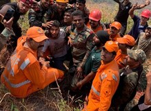 ಬೆಟ್ಟದ ಸೀಳಿನಲ್ಲಿ ಸಿಲುಕಿದ್ದ ಯುವಕನನ್ನು ರಕ್ಷಿಸಿದ ಸೇನಾಪಡೆ, ಊಫ್.. ಬದುಕಿತು ಬಡಜೀವ! ಬೆಟ್ಟದ ಸೀಳಿನಲ್ಲಿ ಸಿಲುಕಿದ್ದ ಯುವಕನನ್ನು ರಕ್ಷಿಸಿದ ಸೇನಾಪಡೆ, ಊಫ್.. ಬದುಕಿತು ಬಡಜೀವ!