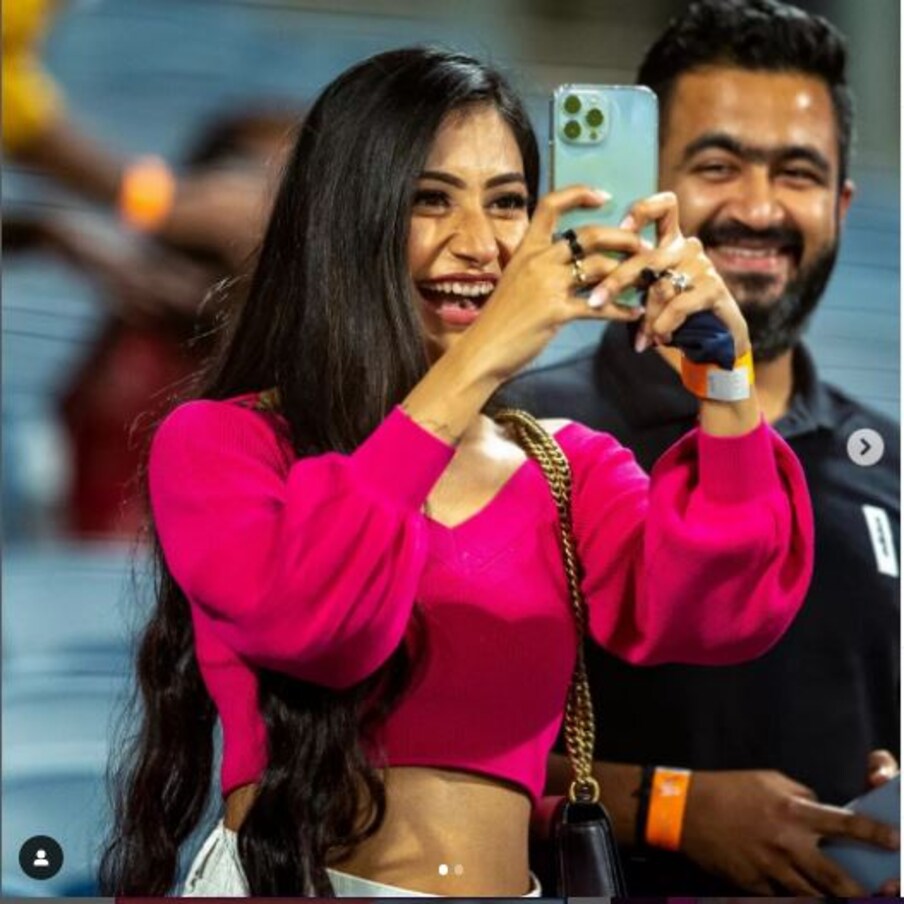  ಐಪಿಎಲ್ 2022 ರ ತನ್ನ ಮೊದಲ ಪಂದ್ಯದಲ್ಲಿ ರಾಜಸ್ಥಾನ್ ರಾಯಲ್ಸ್ ಸನ್ ರೈಸರ್ಸ್ ಹೈದರಾಬಾದ್ ತಂಡವನ್ನು 61 ರನ್ ಗಳಿಂದ ಸೋಲಿಸಿತು. ಅಲ್ಲದೇ ಧನ್ಯಶ್ರೀ ವರ್ಮಾ ಈ ಪಂದ್ಯದಲ್ಲಿ ವಿಶೇಷ ಆಕರ್ಷಣೆಯಾಗಿದ್ದರು. ರಾಜಸ್ಥಾನವನ್ನು ಪ್ರಮೋಟ್ ಸಪೋರ್ಟ್​ ಮಾಡಿದ ಆ ಚೆಲುವೆ ಬೇರೆ ಯಾರೋ ಅಲ್ಲ.. ಯುಜ್ವೇಂದ್ರ ಚಹಾಲ್ ಪತ್ನಿ ಧನುಶ್ರೀ ವರ್ಮಾ. ಈ ಡ್ಯಾನ್ಸಿಂಗ್ ಬ್ಯೂಟಿ ಪಿಂಕ್ ಟಾಪ್ ನಲ್ಲಿ ಕೂಲ್ ಆಗಿ ಕಾಣಿಸಿಕೊಂಡಿದ್ದಾರೆ.