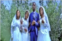Triple Marriage: ‘ಮೂವರು ಹೆಂಡತಿಯರ ಮುದ್ದಿನ ಗಂಡ’, ಇದು ಸಹೋದರಿಯರ ಪ್ರೇಮ್ ಕಹಾನಿ Triple Marriage: ‘ಮೂವರು ಹೆಂಡತಿಯರ ಮುದ್ದಿನ ಗಂಡ’, ಇದು ಸಹೋದರಿಯರ ಪ್ರೇಮ್ ಕಹಾನಿ