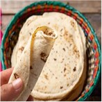 Chapati Making: ಕಾವಲಿ ಬೇಡ, ಪ್ಯಾನ್ ಬೇಡ, ಕಾರ್ ಬೋನೆಟ್ ಮೇಲೆಯೇ ರೆಡಿಯಾಯ್ತು ಚಪಾತಿ