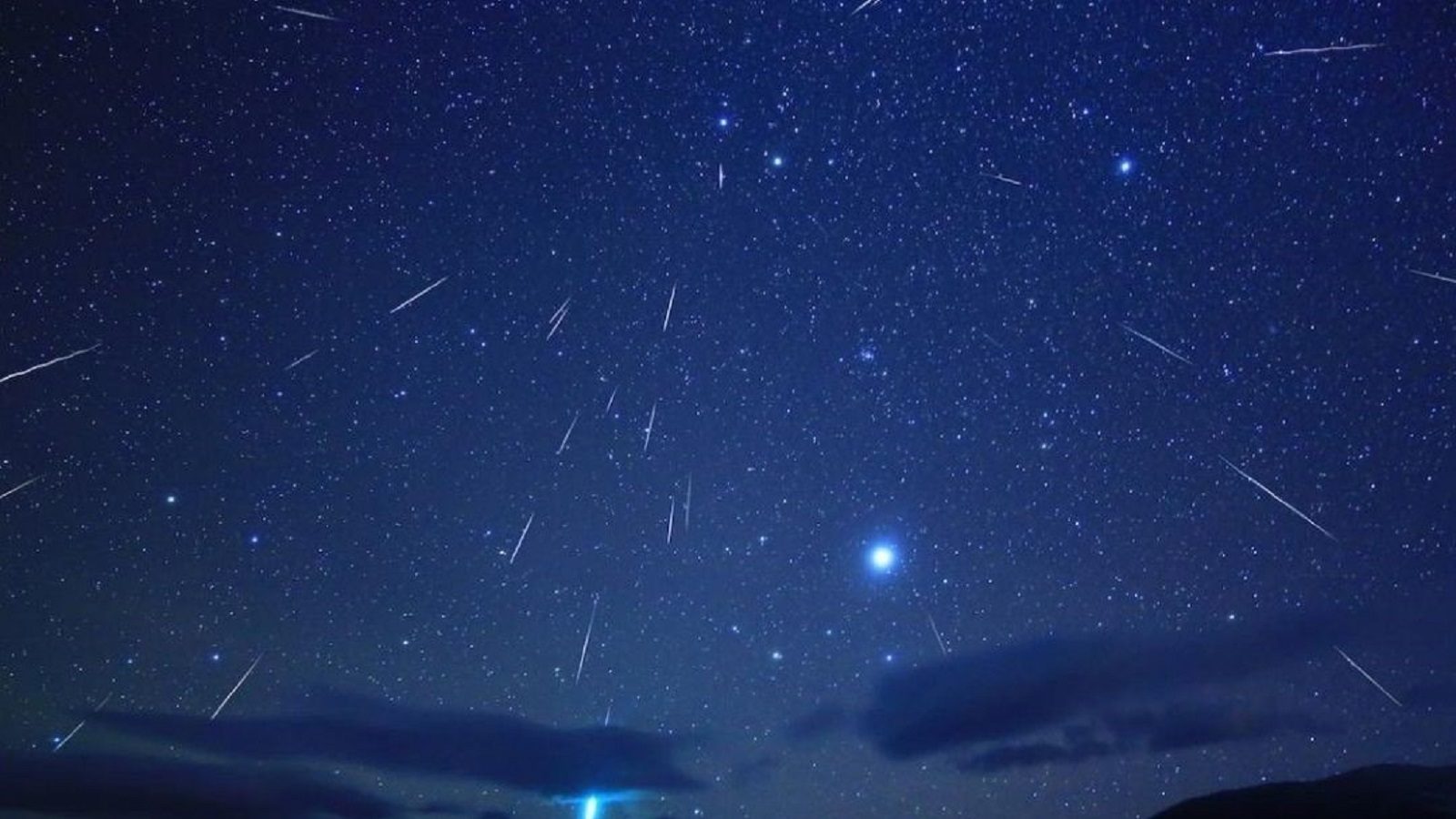 the meteor shower in maharashtra and madhya pradesh Viral Video ಆಗಸದಲ್ಲಿ ಏನದು ಬೆಂಕಿ ಉಂಡೆಗಳು