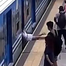 Viral News: ತಲೆ ಸುತ್ತಿ ಚಲಿಸುತ್ತಿದ್ದ ಟ್ರೈನ್ ಅಡಿಗೆ ಬಿದ್ದಾಕೆ ಬದುಕಿ ಬಂದಳು! ಮರುಜನ್ಮ ಅಂತಿದ್ದಾರೆ