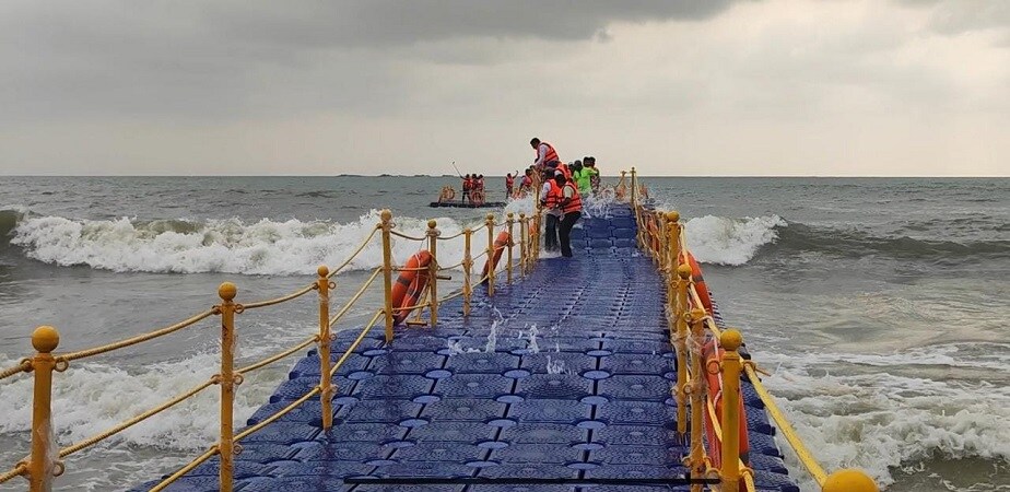 the state first floating bridge at malpe beach | ಮಲ್ಪೆ ಬೀಚ್ನಲ್ಲಿ ತೇಲುವ  ಸೇತುವೆ, ಸಮುದ್ರದ ನೀರಿನ ಮೇಲೆ ನೀವೂ ನಡೆದಾಡಬಹುದು– News18 Kannada