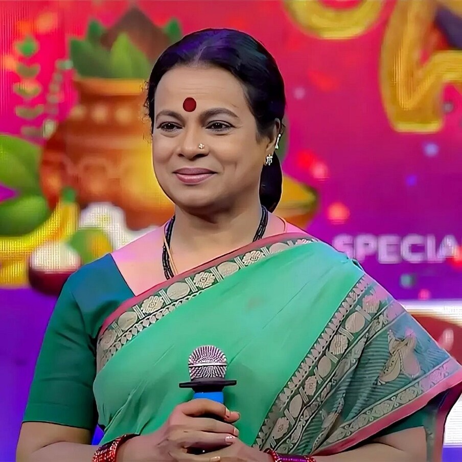  ಉಮಾಶ್ರೀ ಮೇ 10, 1957ರಂದು ತುಮಕೂರಿನಲ್ಲಿ ಜನಿಸಿದರು. ತುಮಕೂರು ಜಿಲ್ಲೆಯ ನೊಣವಿನಕೆರೆ ಗ್ರಾಮದಲ್ಲಿ ಜನಿಸಿದರು. ಅವರ ಜೀವನ ಬಡತನದ ಬವಣೆಯಲ್ಲಿ ಮೂಡಿ ಬಂದದ್ದು. “ನಾನು ನಾಟಕಕ್ಕೆ ಸೇರಿದ್ದೇ ತಿನ್ನಲು ಚಿತ್ರಾನ್ನ ಸಿಗುತ್ತದೆ” ಎಂದು ಅವರು ತಮ್ಮ ಒಂದು ಸಂದರ್ಶನದಲ್ಲಿ ಹೇಳಿದ್ದಾರೆ. ರಂಗಭೂಮಿ ಮತ್ತು ಚಲನಚಿತ್ರರಂಗದಲ್ಲಿ ಕಷ್ಟಪಟ್ಟು ದುಡಿದು ತಮ್ಮಿಬ್ಬರು ಮಕ್ಕಳನ್ನು ಉತ್ತಮ ವಿದ್ಯಾವಂತರಾಗಿಸಿರುವ ಉಮಾಶ್ರೀ ತಮ್ಮ ಬದುಕಿನ ಜವಾಬ್ಧಾರಿಗಳನ್ನು ಕೂಡಾ ಸಮರ್ಥವಾಗಿ ಪೂರೈಸಿದ್ದಾರೆ.