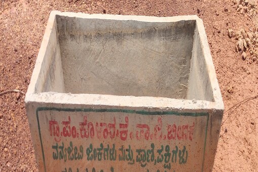ಪ್ರಾಣಿಗಳಿಗಾಗಿ ಇಟ್ಟಿರುವ ನೀರಿನ ತೊಟ್ಟಿ ಖಾಲಿ ಖಾಲಿ
