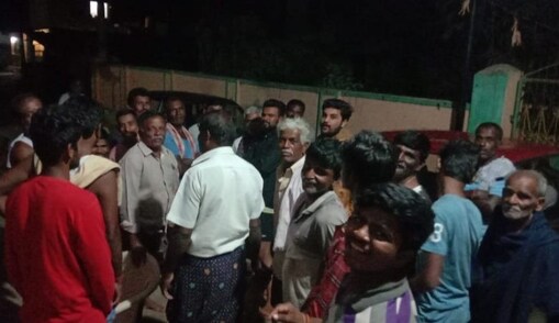 ಭಯಗೊಂಡು ಮನೆಯಿಂದ ಹೊರಕ್ಕೆ ಓಡಿ ಬಂದ ಜನ
