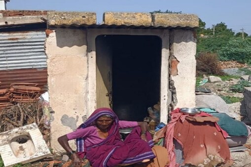 ಶೌಚಾಲಯದಲ್ಲೇ ವಾಸಿಸುತ್ತಿರುವ ಅಜ್ಜಿ