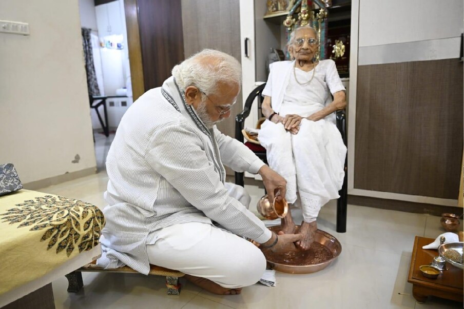  ಇಂದು ಪ್ರಧಾನಿ ನರೇಂದ್ರ ಮೋದಿ ಅವರ ತಾಯಿಯ 100ನೇ ಹುಟ್ಟುಹಬ್ಬ. ಆ ಸಂದರ್ಭದಲ್ಲಿ ಪ್ರಧಾನಿ ಗಾಂಧಿನಗರದಲ್ಲಿರುವ ತಮ್ಮ ನಿವಾಸಕ್ಕೆ ಆಗಮಿಸಿ ತಾಯಿಯ ಆಶೀರ್ವಾದ ಪಡೆದರು.