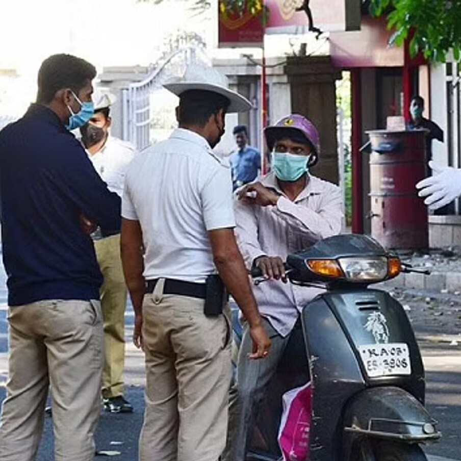  ಸಂಚಾರ ನಿಯಮ ಉಲ್ಲಂಘನೆ ಮಾಡಿ ದಂಡ ಕಟ್ಟಲು (Traffic Fine) ಬಾಕಿ ಇರುವವರು ಮತ್ತು ಪ್ರಕರಣ ಕೋರ್ಟ್​ನಲ್ಲಿ ಇದ್ದರೆ ಅಂತಹವರಿಗೆ ಸಾರಿಗೆ ಇಲಾಖೆ ಭರ್ಜರಿ ರಿಯಾಯಿತಿ ನೀಡಿರುವುದು ಎಲ್ಲರಿಗೂ ಗೊತ್ತಾಗಿದೆ. (ಸಾಂದರ್ಭಿಕ ಚಿತ್ರ)