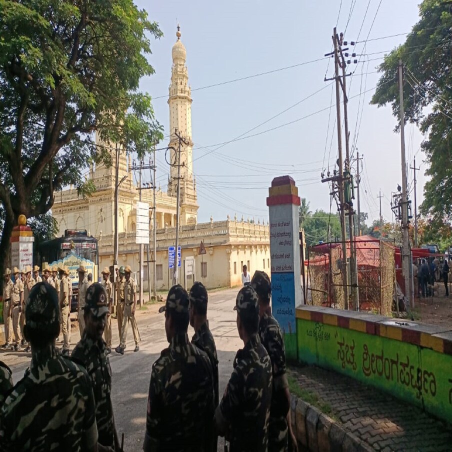  ಇಂದು ನಡೆಯಬೇಕಿದ್ದ ವಾರದ ಸಂತೆಯೂ ರದ್ದುಗೊಳಿಸಲಾಗಿದೆ. ಜಾಮೀಯಾ ಮಸೀದಿಗೆ ಸಂಪರ್ಕ ಕಲ್ಪಿಸುವ ಎಲ್ಲಾ ರಸ್ತೆಗಳು ಬಂದ್ ಮಾಡಲಾಗಿದೆ. ಇನ್ನೂ ಮಸೀದಿಯ ಮುಂಭಾಗದ ಎಲ್ಲಾ ಅಂಗಡಿಗಳು ಬಂದ್ ಮಾಡಿಸಲಾಗಿದೆ.