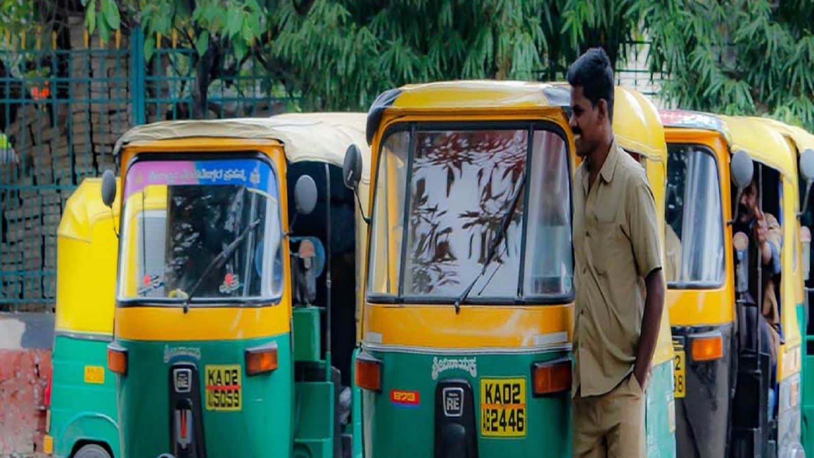 Prakash Rto RTO ಅಧಿಕಾರಿಗಳಿಂದ ಆಟೋ ಸೀಜ್! ರಸ್ತೆ ತಡೆದು ನೂರಾರು ಚಾಲಕರಿಂದ ಪ್ರತಿಭಟನೆ ...