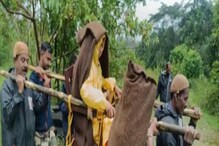 ಸೇತುವೆ ಇಲ್ಲದೆ ಬಾಣಂತಿಯನ್ನು ಹೆಗಲ ಮೇಲೆ ಹೊತ್ತು ತಂದ ಜನ; ಕೇಳೋರಿಲ್ಲ ಆದಿವಾಸಿಗಳ ಗೋಳು ಸೇತುವೆ ಇಲ್ಲದೆ ಬಾಣಂತಿಯನ್ನು ಹೆಗಲ ಮೇಲೆ ಹೊತ್ತು ತಂದ ಜನ; ಕೇಳೋರಿಲ್ಲ ಆದಿವಾಸಿಗಳ ಗೋಳು