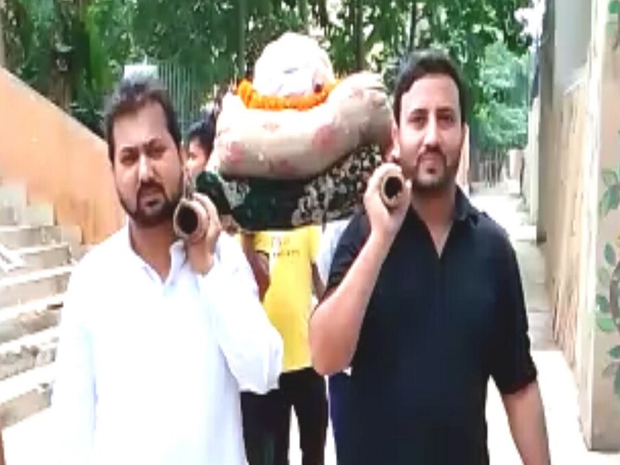  ದೇಶದ ಕೆಲವೆಡೆ ಏಕತೆ ಒಡೆಯುವ, ವಾತಾವರಣ ಕೆಡಿಸುವ ನಿರಂತರ ಪ್ರಯತ್ನ ನಡೆಯುತ್ತಿದ್ದರೆ, ಇನ್ನೊಂದೆಡೆ ಬಿಹಾರದ ರಾಜಧಾನಿ ಪಾಟ್ನಾದಲ್ಲಿ ಇಂಥದ್ದೊಂದು ಅದ್ಭುತ ಸಂಗತಿ ನಡೆದಿದೆ. ಹಿಂದೂ-ಮುಸ್ಲಿಂ ಐಕ್ಯತೆಯ ಕಥೆ ಮೂಡಿದೆ. ಅದನ್ನು ಕೇಳಿದರೆ ನಿಮಗೂ ಆಶ್ಚರ್ಯವಾಗುತ್ತದೆ. ರಾಜಾ ಬಜಾರ್‌ನ ಮುಸ್ಲಿಂ ಕುಟುಂಬವೊಂದು ಏಕತೆಗೆ ಉದಾಹರಣೆಯಾಗಿದೆ.