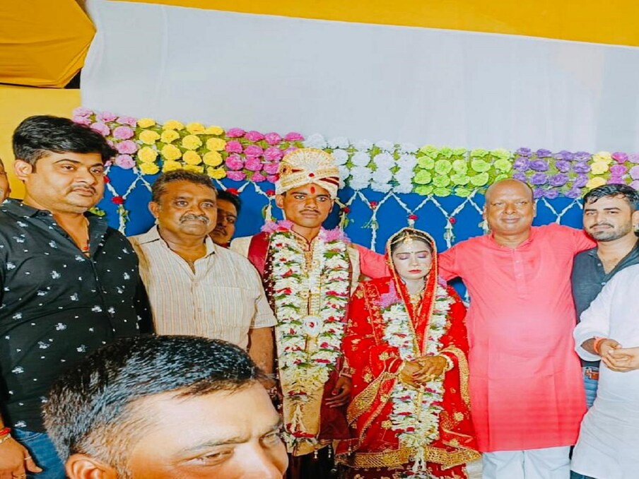  ಮದುವೆ ಮುಗಿಸಿ ಅಪ್ಪನ ಮನೆಯಿಂದ ಹೊರಟಾಗ ಎಲ್ಲರ ಕಣ್ಣುಗಳು ತೇವವಾಗುತ್ತವೆ. ಇದು ಪ್ರತಿ ಮನೆಯಲ್ಲೂ ನಡೆಯುವುದು ಸಾಮಾನ್ಯ. ಆದರೂ ಈ ಮದುವೆಯ ಕಥೆ ಸ್ವಲ್ಪ ವಿಭಿನ್ನವಾಗಿದೆ. ಈ ಮದುವೆಯ ಕಥೆ ನಿಮ್ಮ ಕಣ್ಣಲ್ಲಿ ನೀರು ತರಿಸುತ್ತದೆ. ಇಂತಹ ಘಟನೆಗಳು ಅಪರೂಪಕ್ಕೆ ನಡೆಯುತ್ತವೆ.