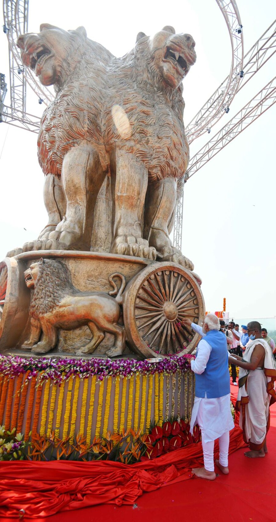  ರಾಷ್ಟ್ರೀಯ ಲಾಂಛನದ ಬಳಿ ಪ್ರಧಾನಿ ನರೇಂದ್ರ ಮೋದಿ