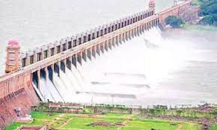  ರಾಜ್ಯದಲ್ಲಿ ಸುರಿಯುತ್ತಿರುವ ಭಾರೀ ಮಳೆಯಿಂದಾಗಿ ಭರ್ತಿಯಾಗಿರುವ ಕೆಆರ್ಎಸ್ ಜಲಾಶಯಕ್ಕೆ ಇಂದು (ಬುಧವಾರ) ಮುಖ್ಯಮಂತ್ರಿ ಬಸವರಾಜ ಬೊಮ್ಮಾಯಿ ಬಾಗಿನ ಅರ್ಪಿಸಿದರು.