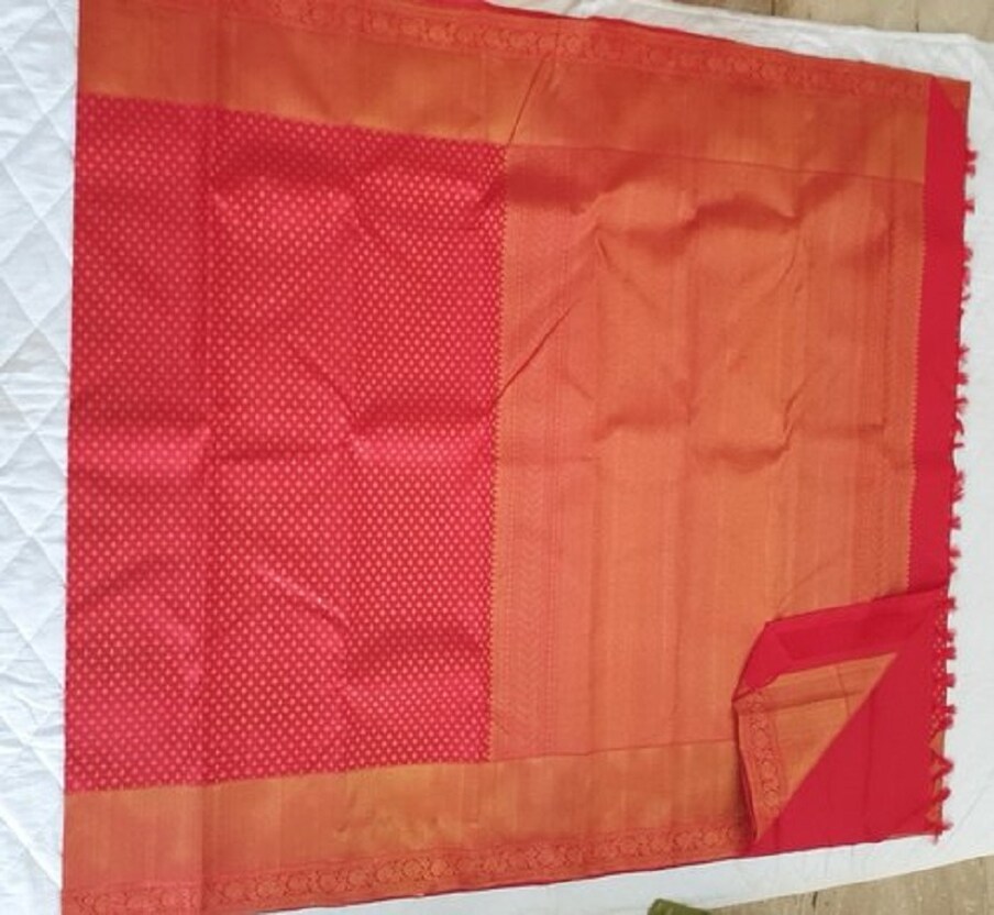  ಬ್ರೈಟ್ ರೆಡ್ ಕಲರ್ ಸಿಲ್ಕ್ ಸೀರೆ- ಈಗ ಸದ್ಯ ಟ್ರೆಂಡ್‍ನಲ್ಲಿರು ಕಲರ್ ಕಾಂಬಿನೇಷನ್ ಸಿಲ್ಸ್ ಸೀರೆ ಅಂದ್ರೆ ಬ್ರೈಟ್ ರೆಡ್ ಕಲರ್. ಇದನ್ನು ಹಾಕಿಕೊಂಡ್ರೆ ತುಂಬಾ ಸುಂದರವಾಗಿ ಕಾಣುತ್ತೀರಿ. ರೇಷ್ಮೆ ಸೀರೆಗಳು ನಿಮ್ಮ ಹಬ್ಬವನ್ನು ಪರಿಪೂರ್ಣ ಮಾಡುತ್ತವೆ. ಅಲ್ಲದೇ ಮದುವೆಗಳಿಗೆ ಹಾಕಿಕೊಳ್ಳಬಹುದು.