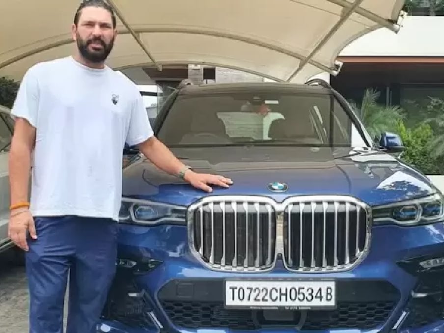  BMW X7 SUV xDrive40i M ಸ್ಪೋರ್ಟ್ ಮತ್ತು X7 ನ ಉನ್ನತ-ಮಟ್ಟದ ರೂಪಾಂತರವಾಗಿದೆ. ಈ ರೂಪಾಂತರದ ಬೆಲೆ ರೂ. 1.19 ಕೋಟಿ. ಇದರ ಹೊರತಾಗಿ, ಈ ಕಾರಿನಲ್ಲಿ ಮತ್ತೊಂದು ರೂಪಾಂತರವಿದೆ, ಇದನ್ನು xDrive30d DPE ಸಿಗ್ನೇಚರ್ ಎಂದು ಕರೆಯಲಾಗುತ್ತದೆ ಮತ್ತು ಇದರ ಬೆಲೆ 1.18 ಕೋಟಿ ರೂಪಾಯಿಗಳಿಂದ ಪ್ರಾರಂಭವಾಗುತ್ತದೆ. X7 ಪ್ರಸ್ತುತ ತಯಾರಕರ ಪ್ರಮುಖ SUV ಆಗಿದೆ.