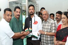 Har Ghar Tiranga: ನಟ ಸುದೀಪ್ ಮನೆಗೆ ತೆರಳಿ ತ್ರಿವರ್ಣ ಧ್ವಜ ನೀಡಿದ ನಳೀನ್ ಕುಮಾರ್ ಕಟೀಲ್ Har Ghar Tiranga: ನಟ ಸುದೀಪ್ ಮನೆಗೆ ತೆರಳಿ ತ್ರಿವರ್ಣ ಧ್ವಜ ನೀಡಿದ ನಳೀನ್ ಕುಮಾರ್ ಕಟೀಲ್
