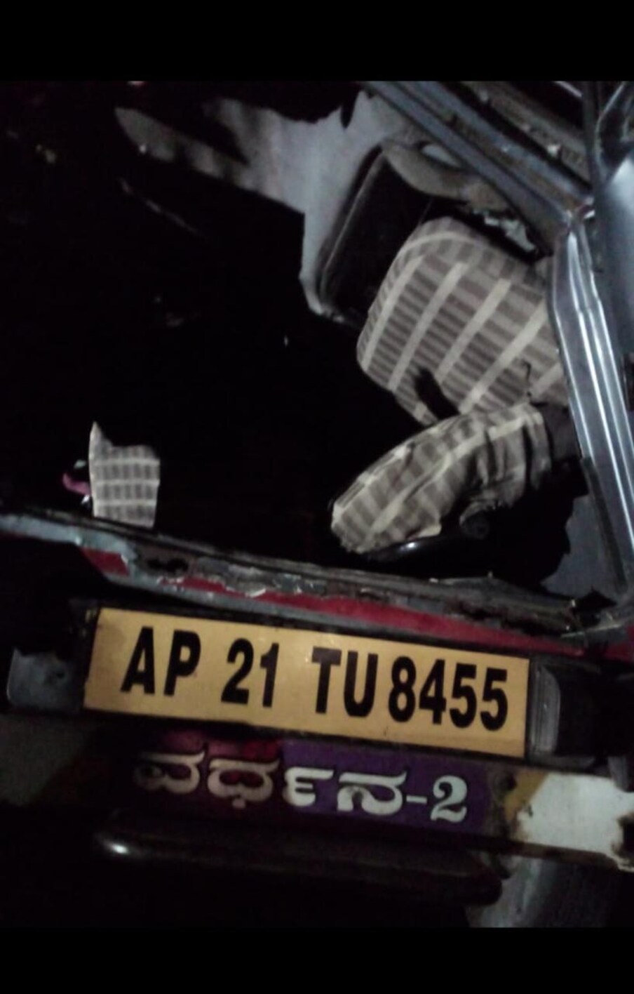  ಹಿಂಬದಿಯಿಂದ ಬಂದ ಲಾರಿಯೊಂದು ಕ್ರೂಸರ್​ಗೆ ಡಿಕ್ಕಿ ಹೊಡೆದ ಪರಿಣಾಮ ಅಪಘಾತ ಸಂಭವಿಸಿದೆ ಎಂದು ಪ್ರಾಥಮಿಕ ತನಿಖೆಯಲ್ಲಿ ತಿಳಿದು ಬಂದಿದೆ.