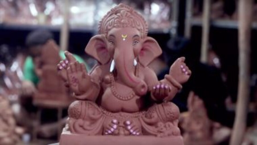 ಗಣಪತಿ ಹಬ್ಬ ಅಂದೇಳಿದ್ರೆ ನಮ್ಮ ಬದಿ ಗಮ್ಮತ್ತೇ ಗಮ್ಮತ್, ಪರ ಊರಲ್ಲಿರುವ ಜನರು ಈಗ ತೌರಿಗೆ ಬರೋ ಟೈಮ್. ನಮ್ಮೂರಿನ ಜನ ಅಂತೂ ಎಲ್ಲಾ ದೊಡ್ಡ ದೊಡ್ಡ ಕಂಪೆನಿ, ಬೇಕರಿ, ವ್ಯವಹಾರ ಮಾಡೋಕೆ ಬೆಂಗಳೂರು, ಹುಬ್ಬಳ್ಳಿ,ಮಹಾರಾಷ್ಟ್ರ ಸೇರಿ ವಿವಿಧ ಪ್ರದೇಶಲ್ಲಿ ವಾಸಿಸುತ್ತಿದ್ದಾರೆ. (ಸಾಂದರ್ಭಿಕ ಚಿತ್ರ)