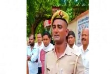 ಊಟ ಚೆನ್ನಾಗಿಲ್ಲ ಅಂತ ರಸ್ತೆ ಮೇಲೆ ನಿಂತು ಕಣ್ಣೀರಿಟ್ಟ ಕಾನ್ಸ್ಟೇಬಲ್! ಪಾಪ ಇವ್ರ ಕಷ್ಟ ಯಾರಿಗೂ ಬೇಡ ಊಟ ಚೆನ್ನಾಗಿಲ್ಲ ಅಂತ ರಸ್ತೆ ಮೇಲೆ ನಿಂತು ಕಣ್ಣೀರಿಟ್ಟ ಕಾನ್ಸ್ಟೇಬಲ್! ಪಾಪ ಇವ್ರ ಕಷ್ಟ ಯಾರಿಗೂ ಬೇಡ